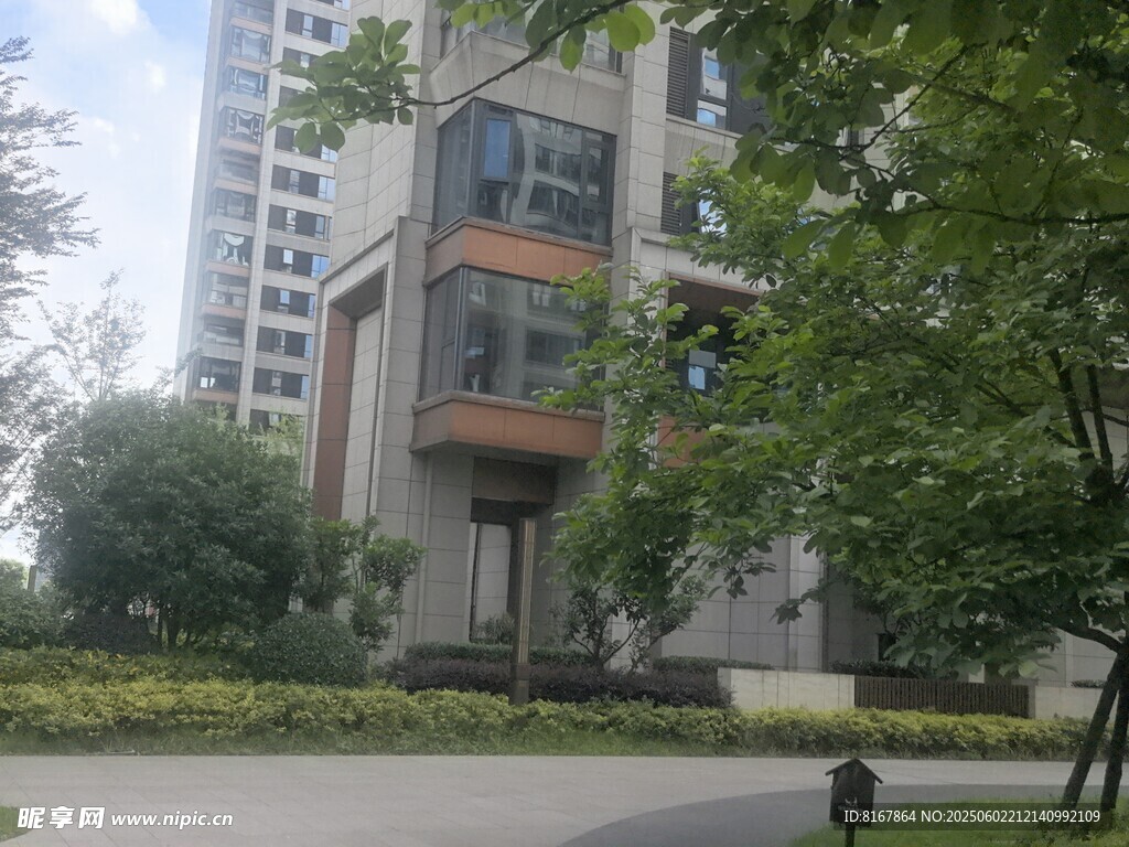 現代住宅旁的綠意景致