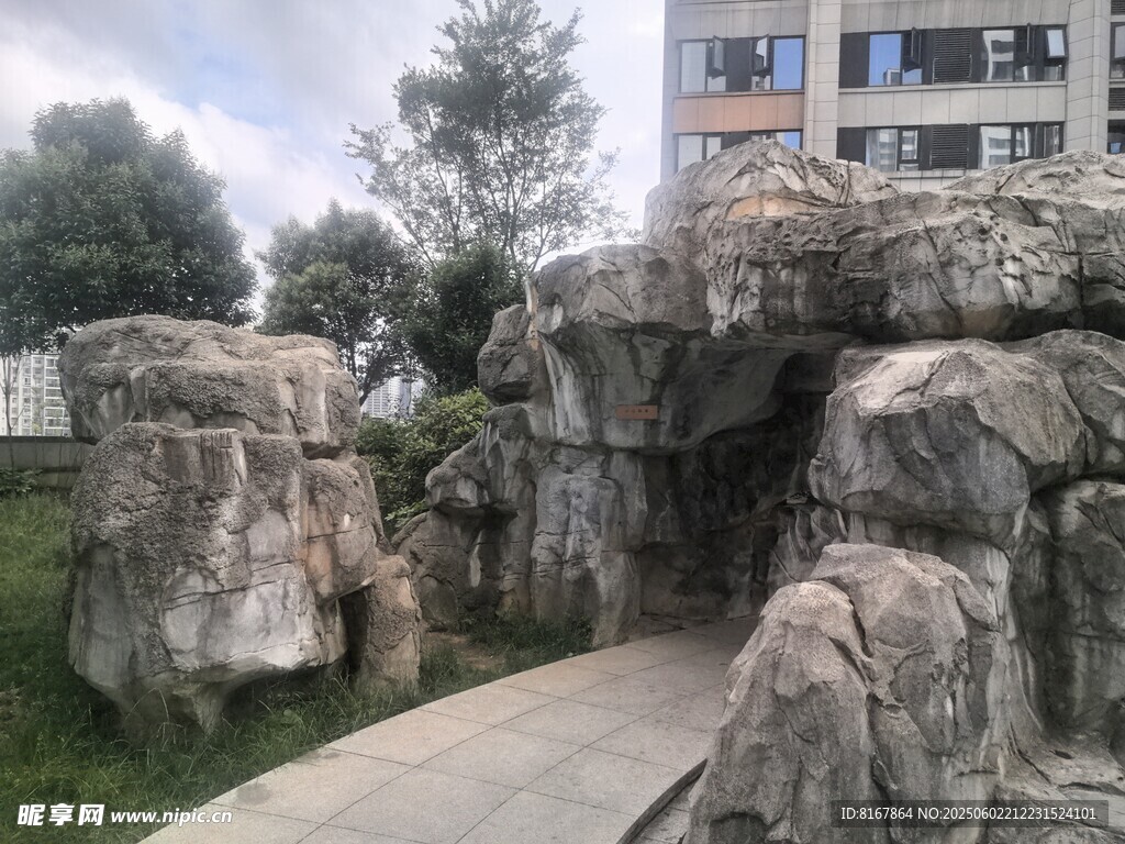 公園內(nèi)的假山景觀