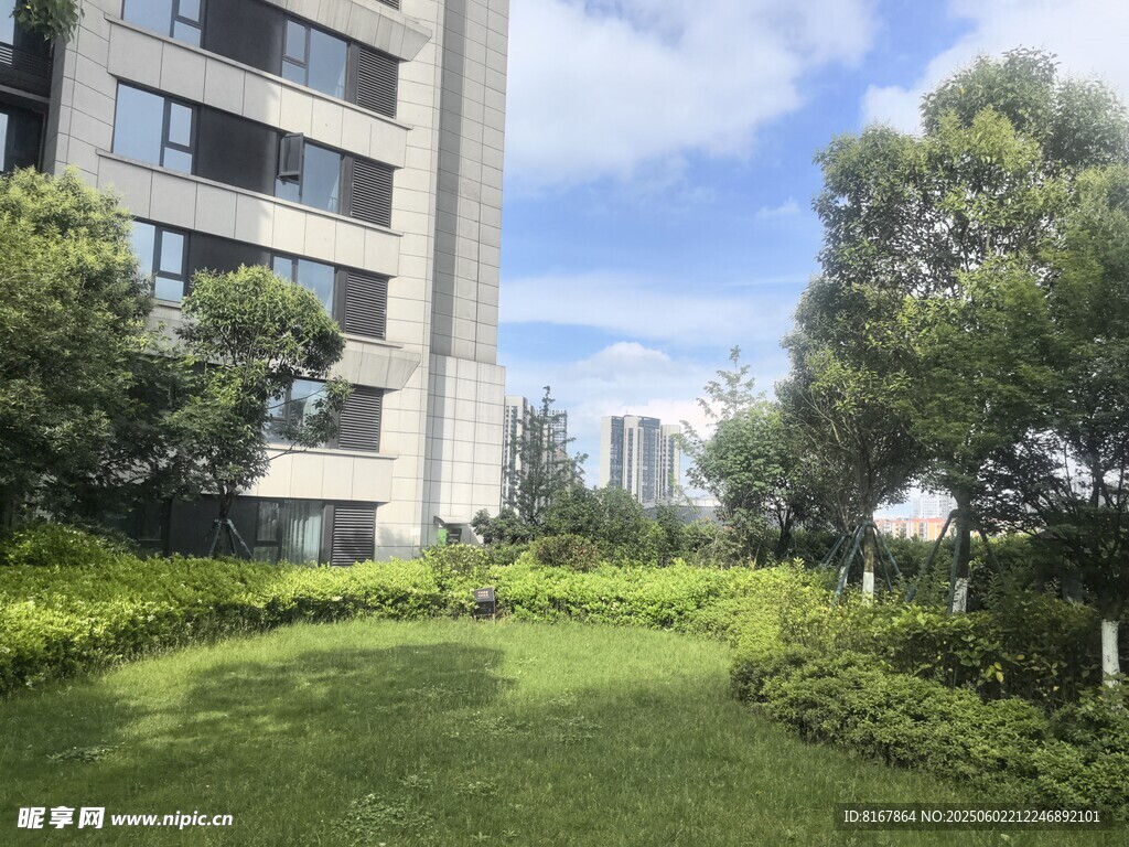 現代住宅旁的綠意景觀
