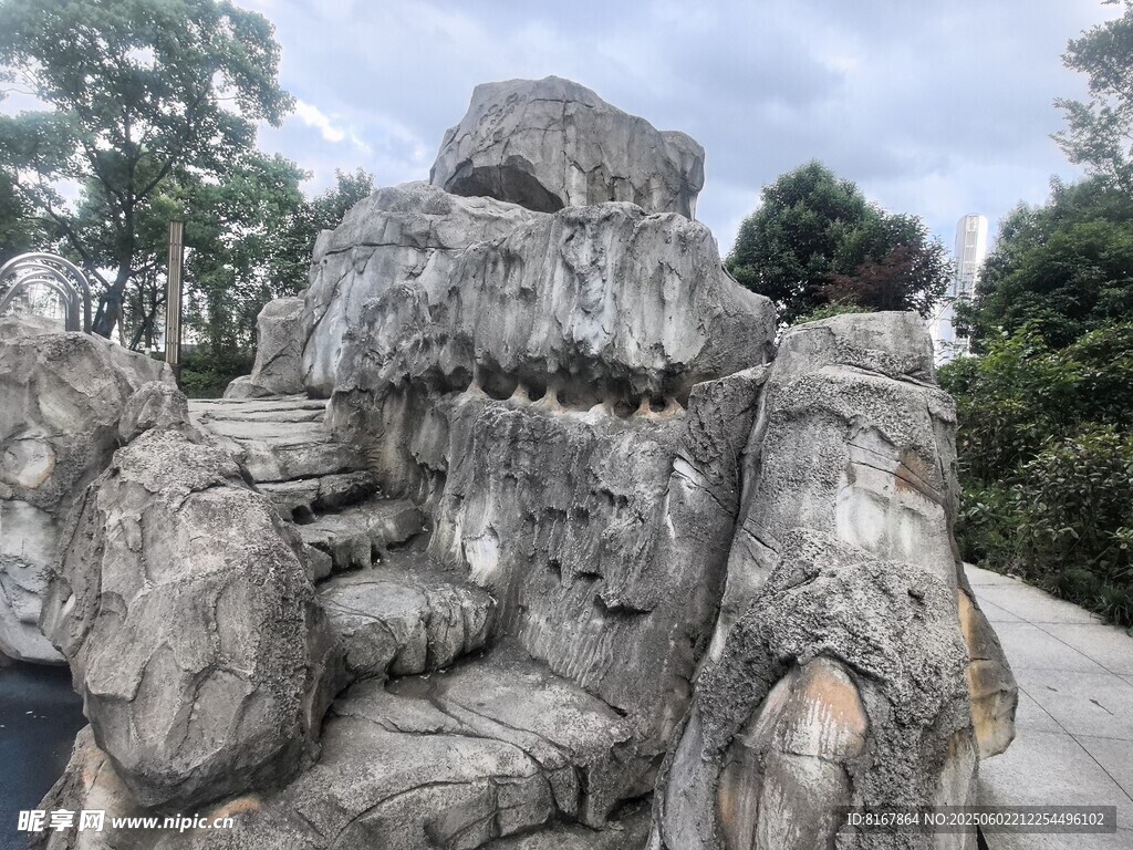 戶外嶙峋假山景觀
