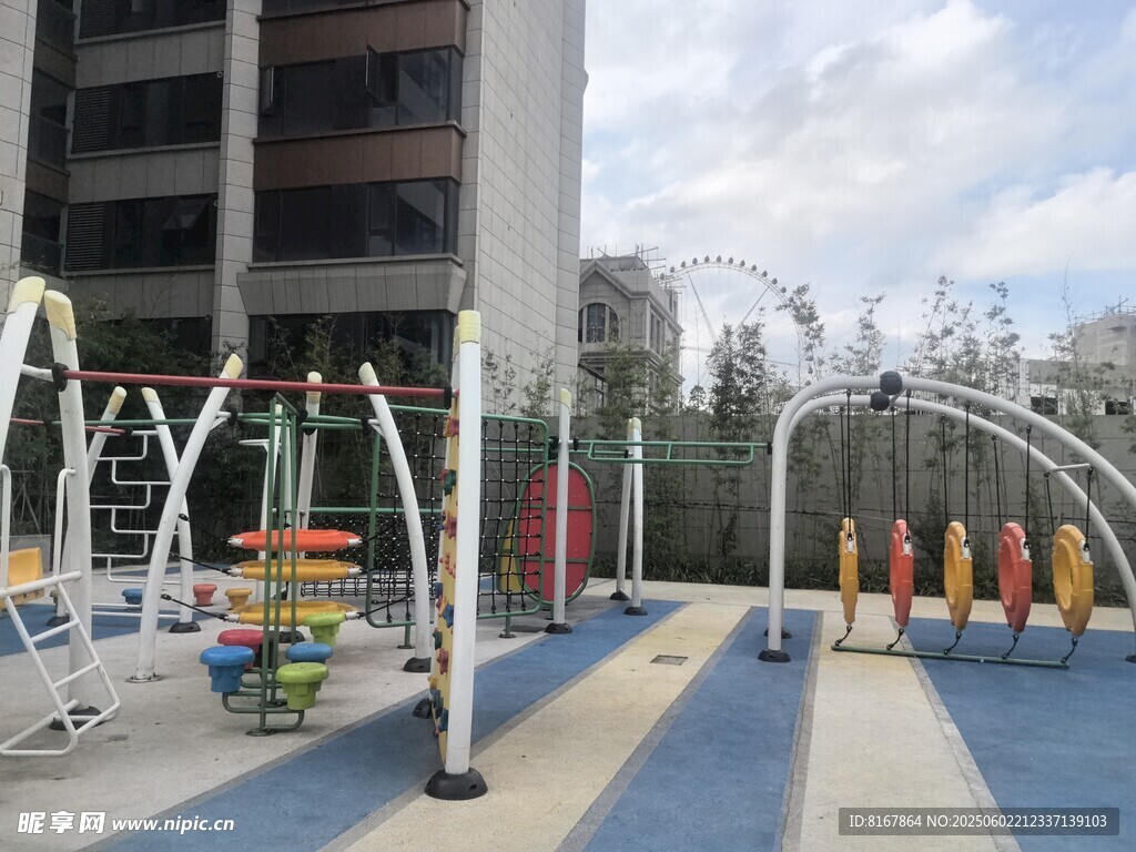 戶外多彩兒童游樂設(shè)施場景