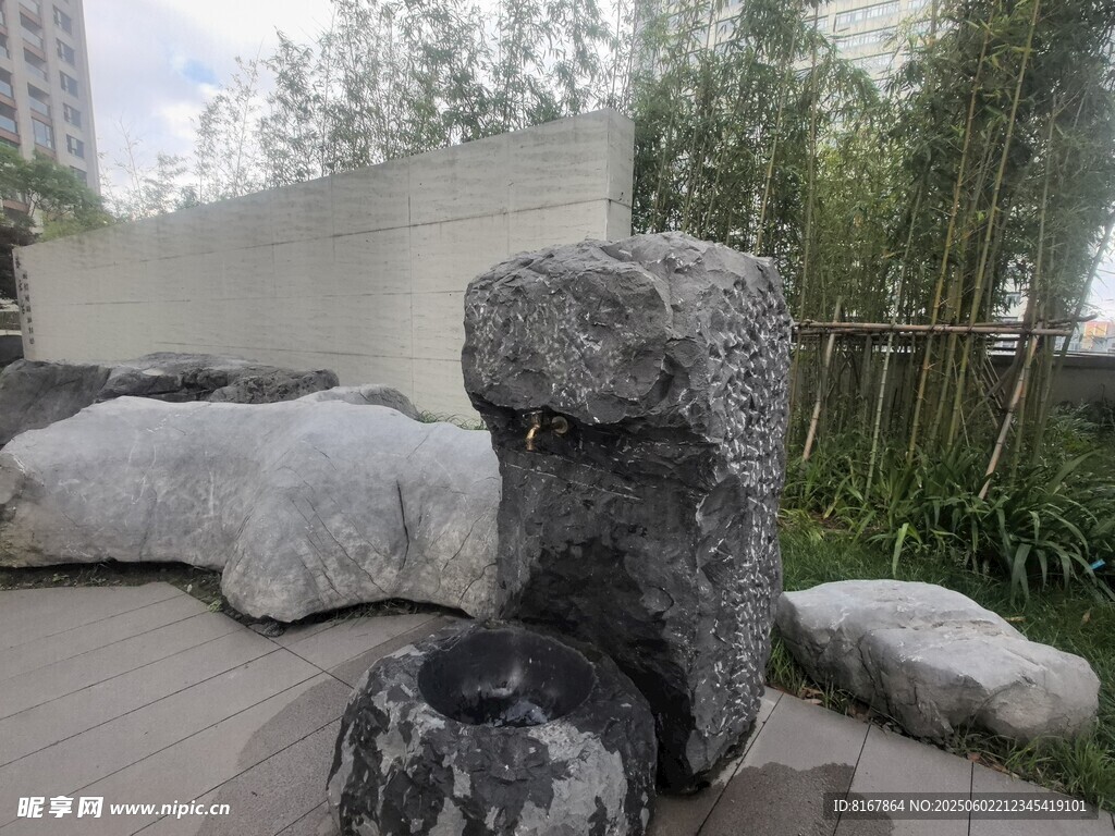 庭院中的古樸石景