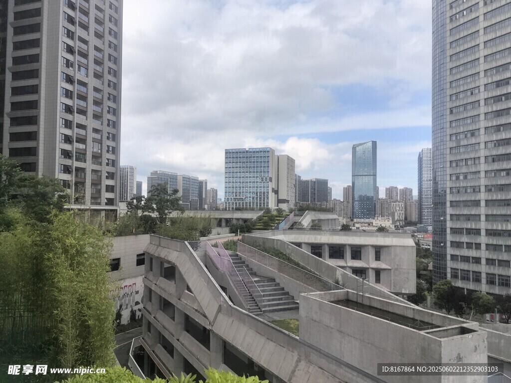 城市高架橋與林立高樓