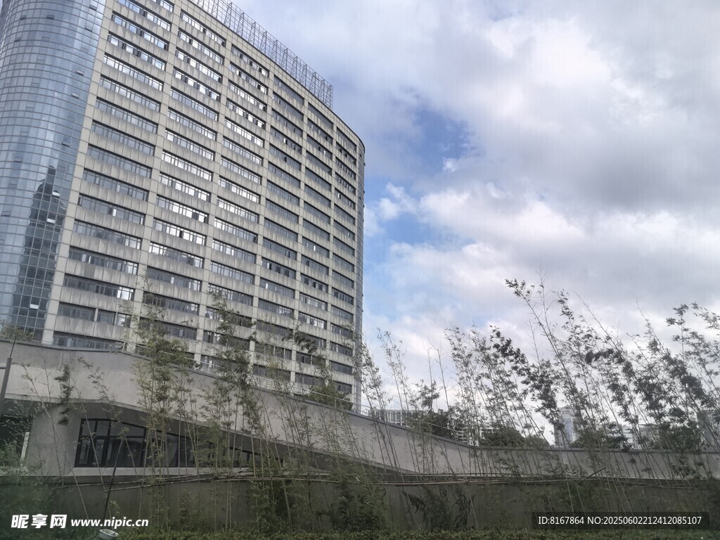 現代高樓與戶外景致