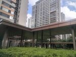 城市中綠植環繞的建筑空間