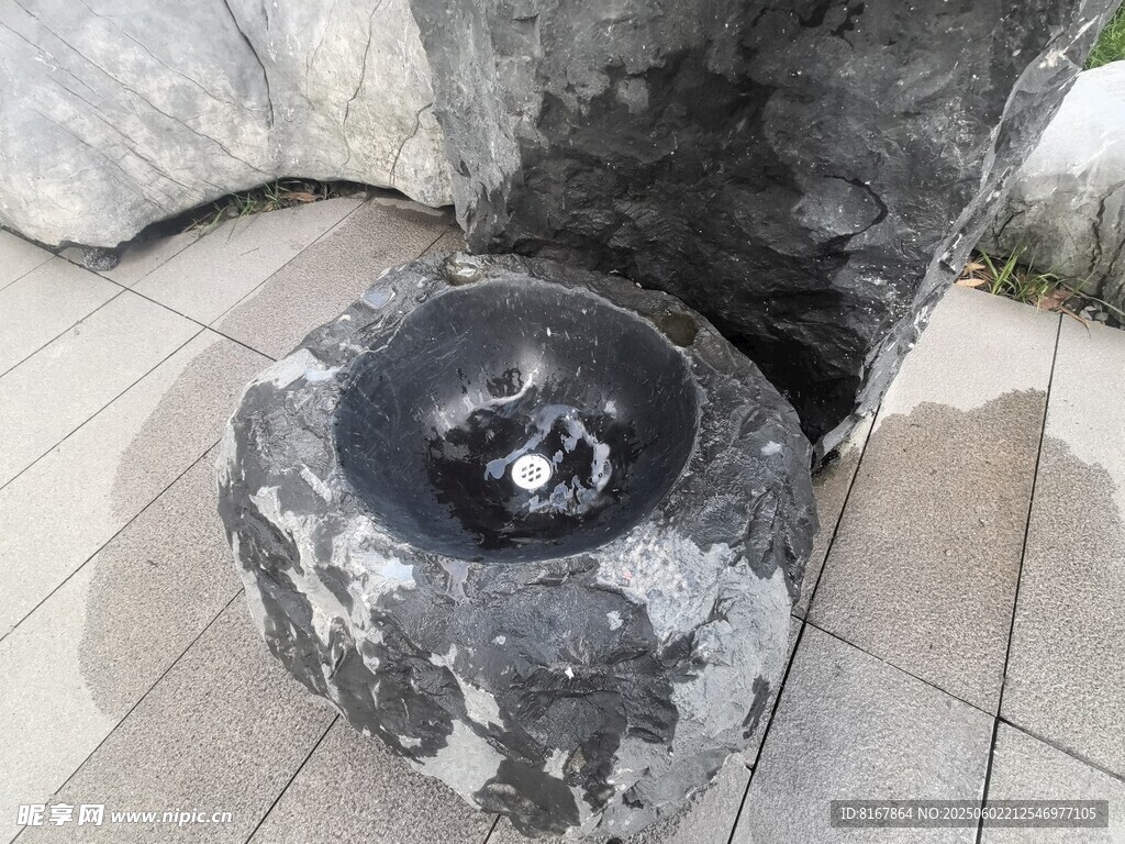古老石臼置于戶外地面