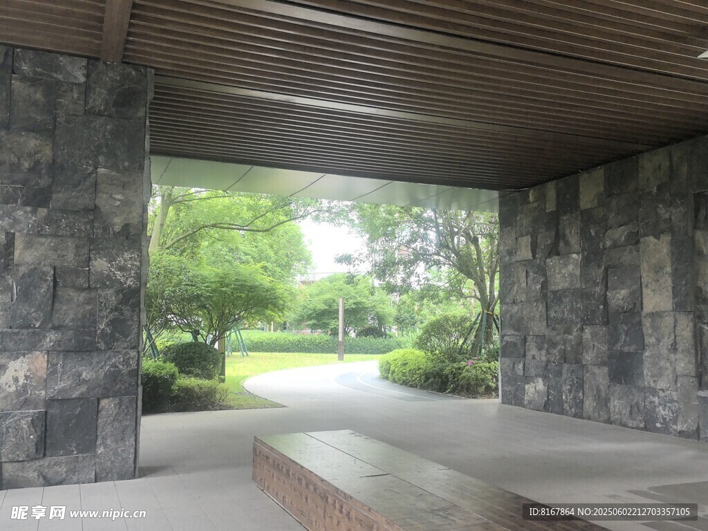 石砌廊下的戶外綠意景致
