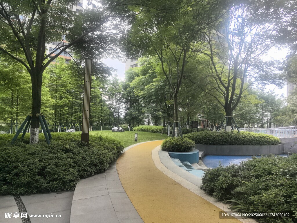 公園中的黃色步道景觀
