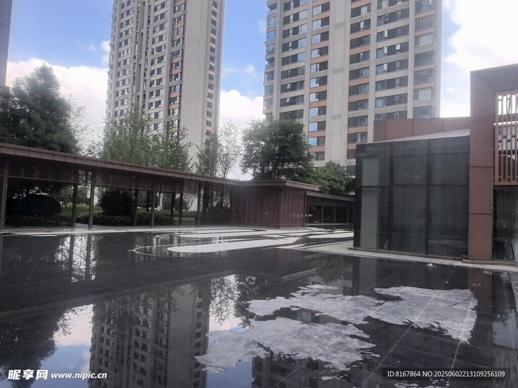 雨后城市建筑旁的積水景觀