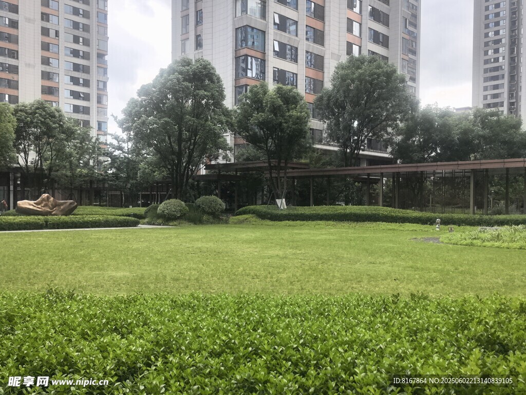 城市中的綠意草坪景觀