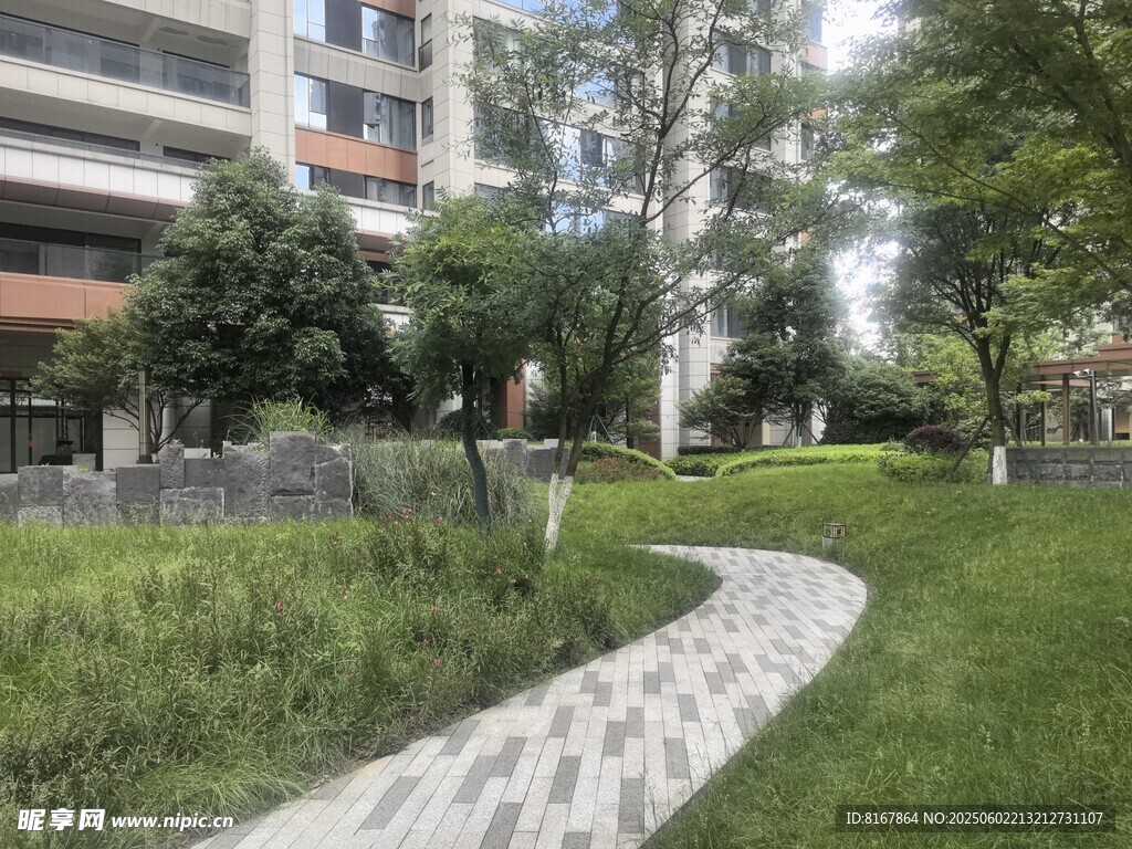 小區內的幽靜石板小徑