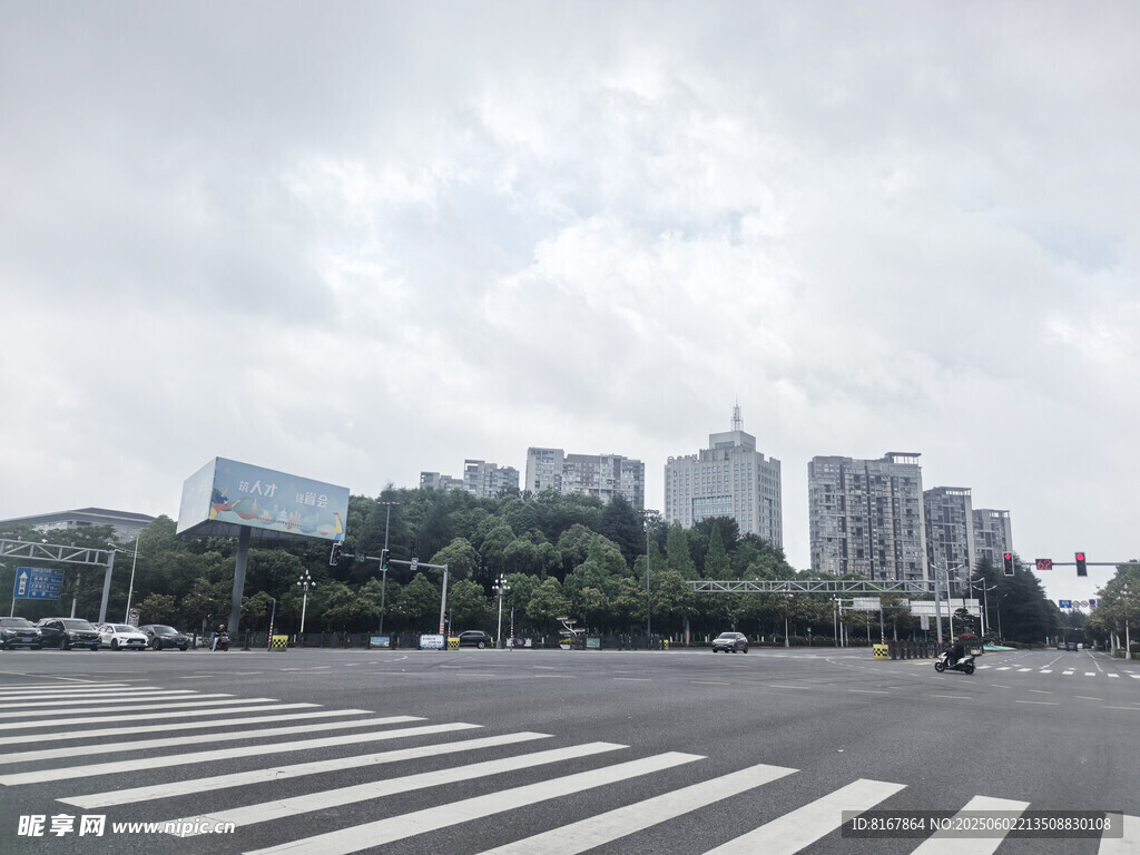 城市道路與遠處高樓景觀