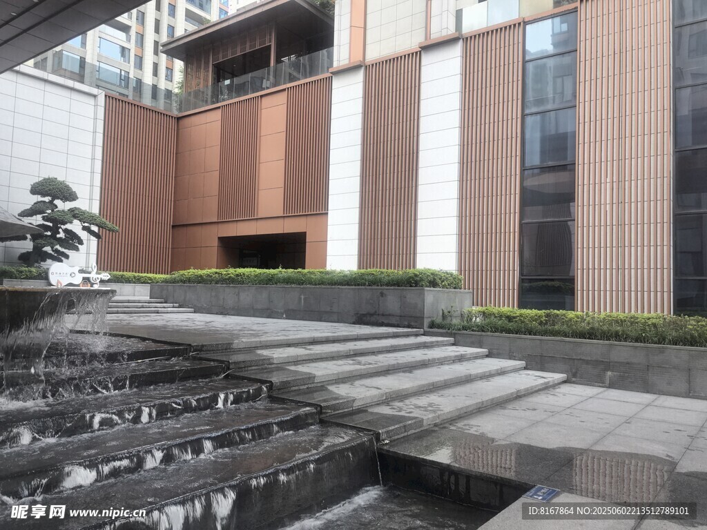 現(xiàn)代建筑前的水景景觀