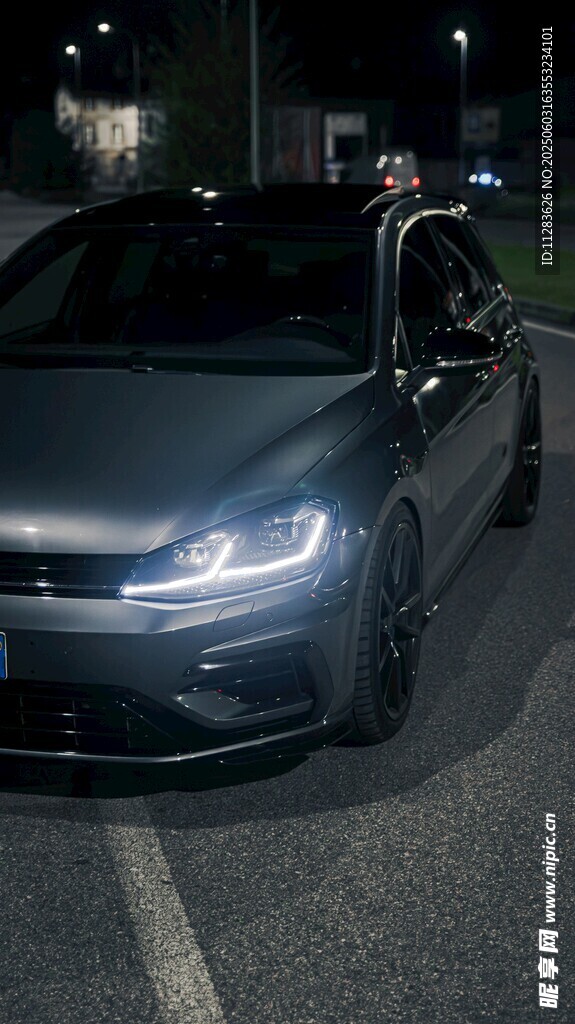 夜間停車場中的灰色轎車