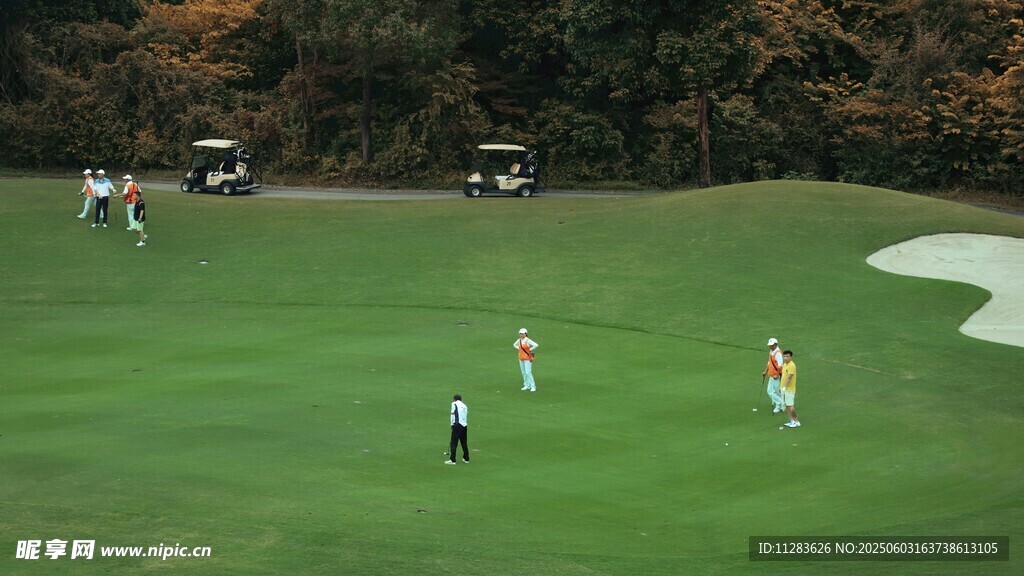 高爾夫球場球員揮桿瞬間