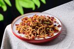 美味炒面擺于盤中