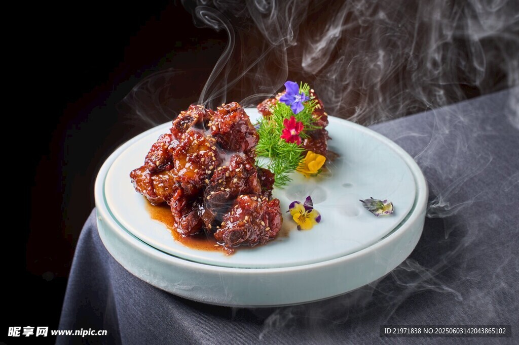 精致擺盤的美味烤肉糖醋小排