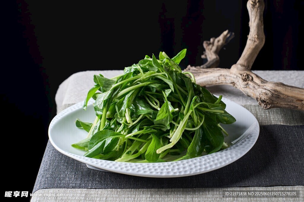 一盤鮮嫩雞毛菜