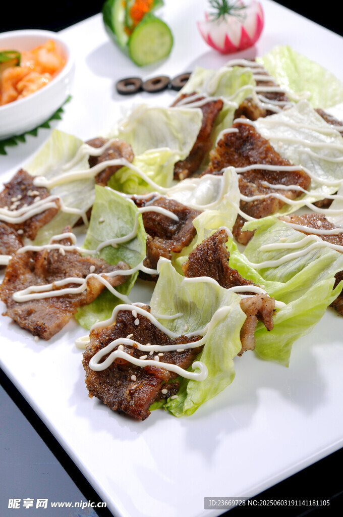 生菜包裹烤肉美味呈現