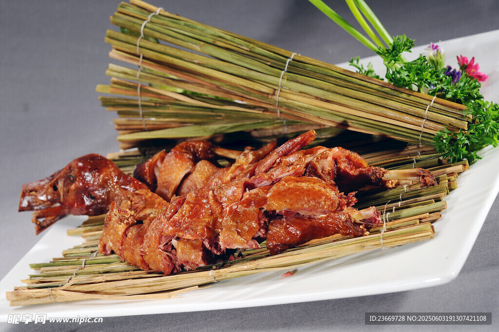 粽葉包裹的美味烤雞肉
