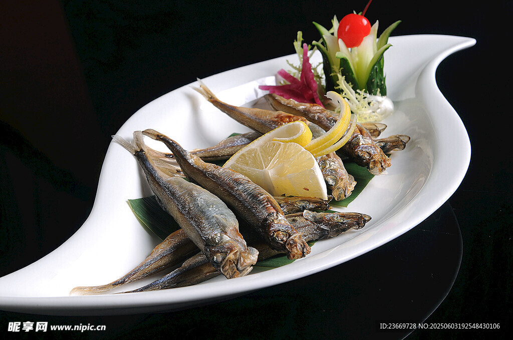 精致擺盤的特色小魚菜肴