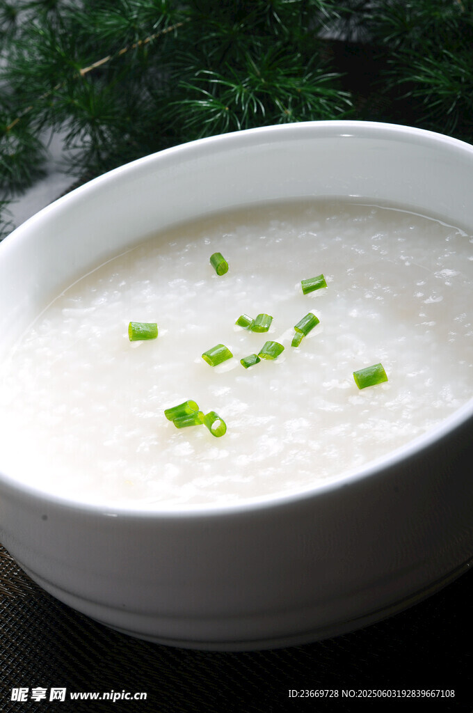 一碗蔥花點綴的美味白粥