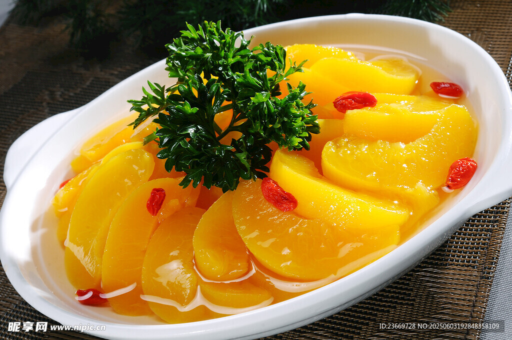 黃心柚子擺盤飾以紅椒
