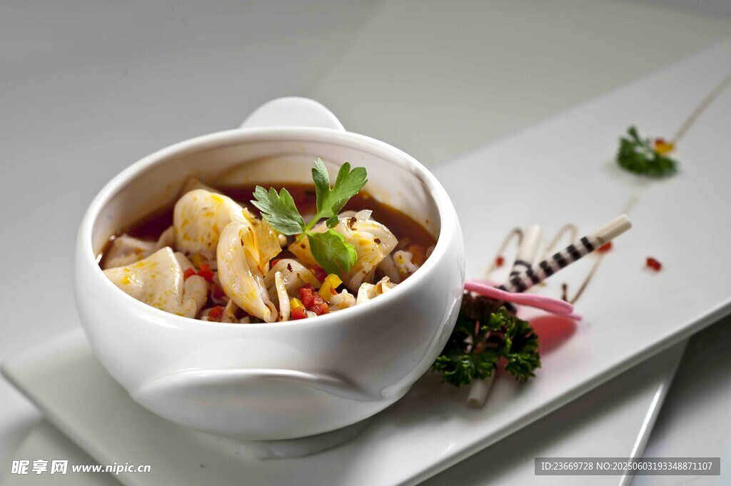 精致碗裝美味養(yǎng)生湯品