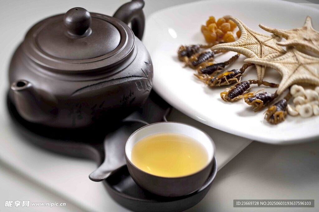 傳統茶具與養生中藥材