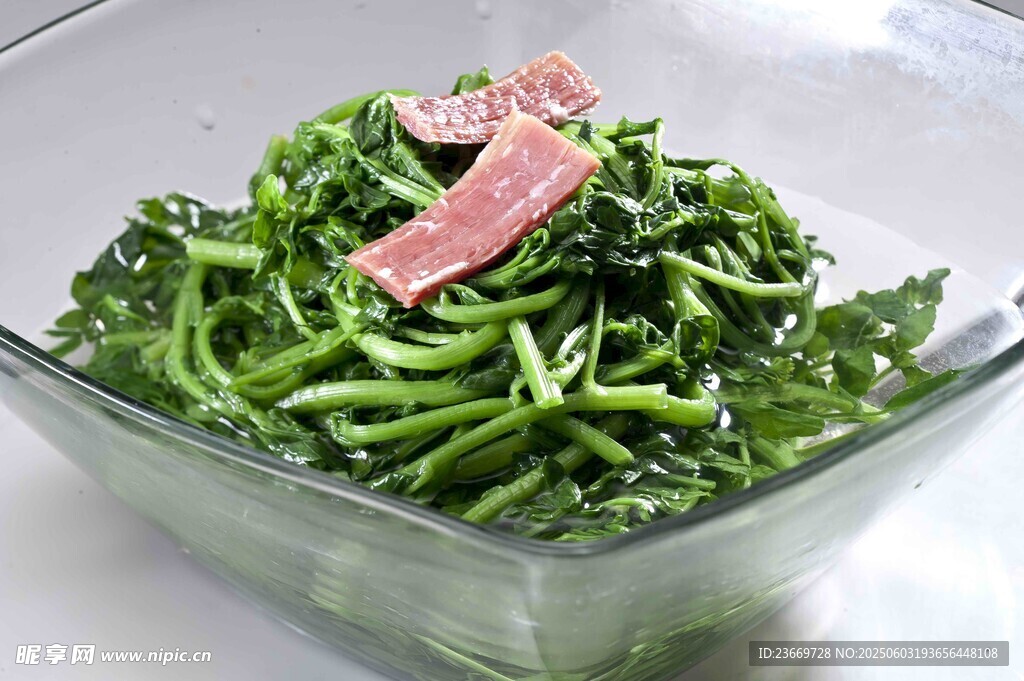 玻璃碗中的鮮嫩綠色蔬菜