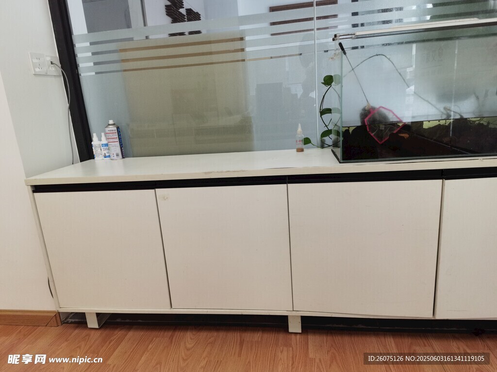 白色底柜
