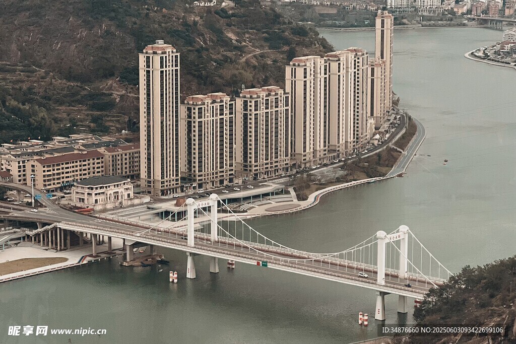 江畔高樓與橋梁壯麗景觀