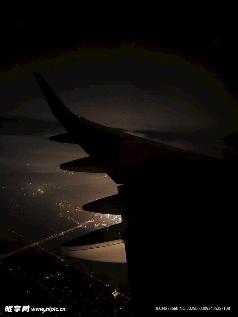 飛機窗外夜景中的機翼
