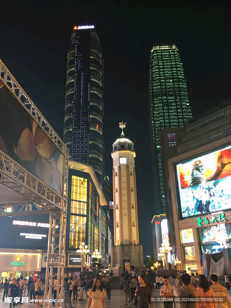 繁華都市夜景下的熱鬧人群
