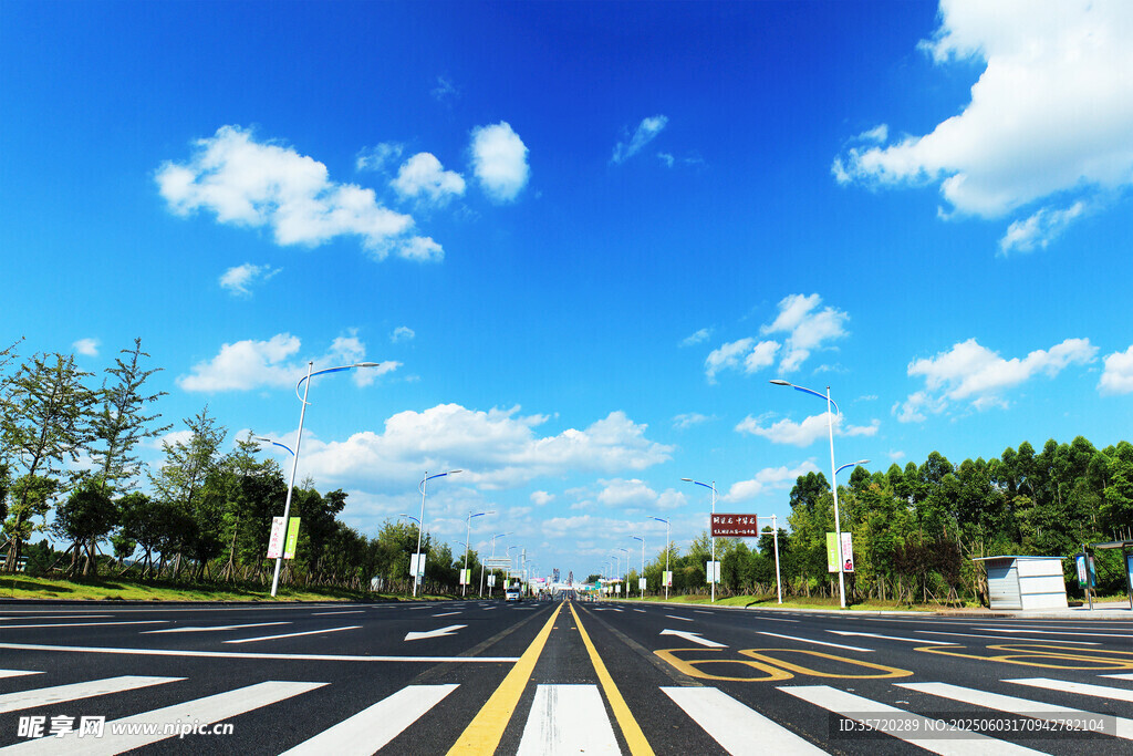 寬闊公路藍天白云綠樹