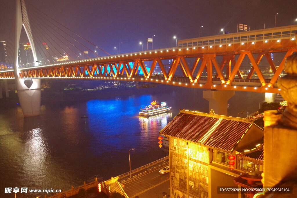 城市夜景中的璀璨跨江大橋