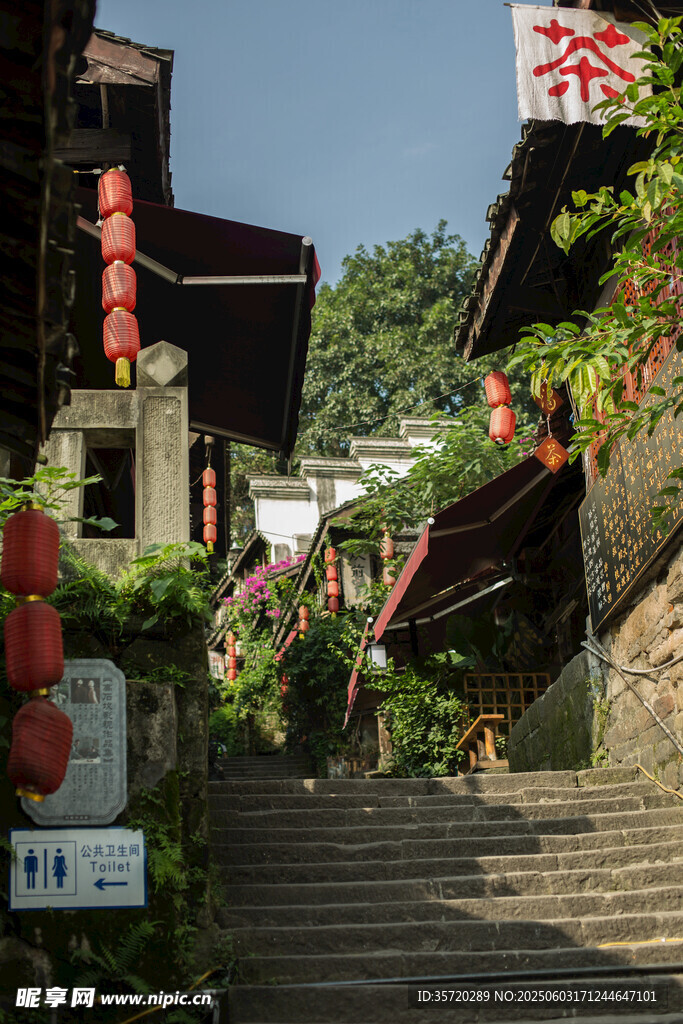 古巷石階旁的中式傳統景致