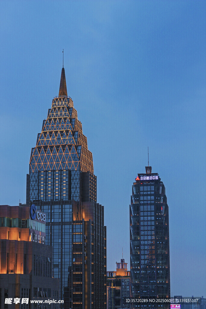 都市璀璨高樓夜景