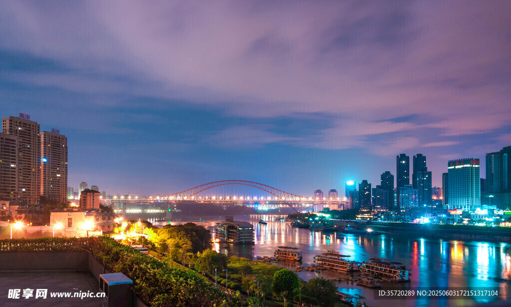 城市河畔絢麗夜景
