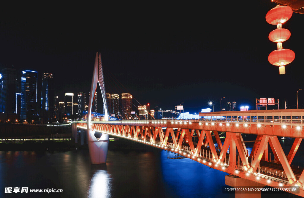 城市夜景中的絢麗跨江大橋