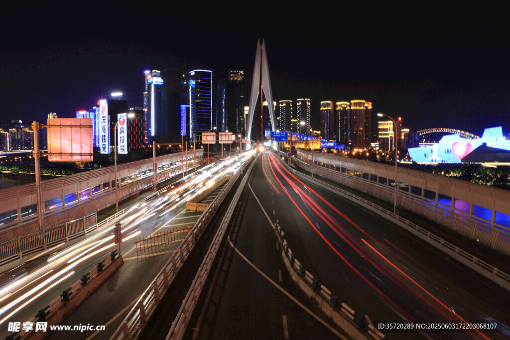城市夜景中的車流光影