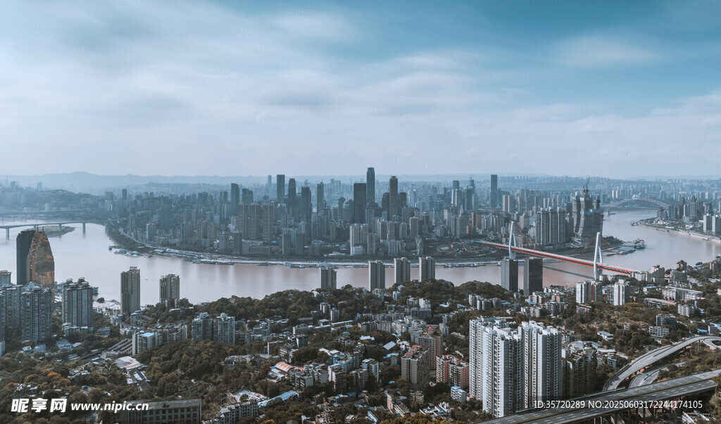 城市天際線與寬闊河流景觀