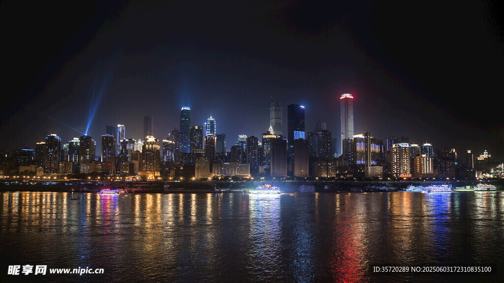城市夜景璀璨的河畔風光