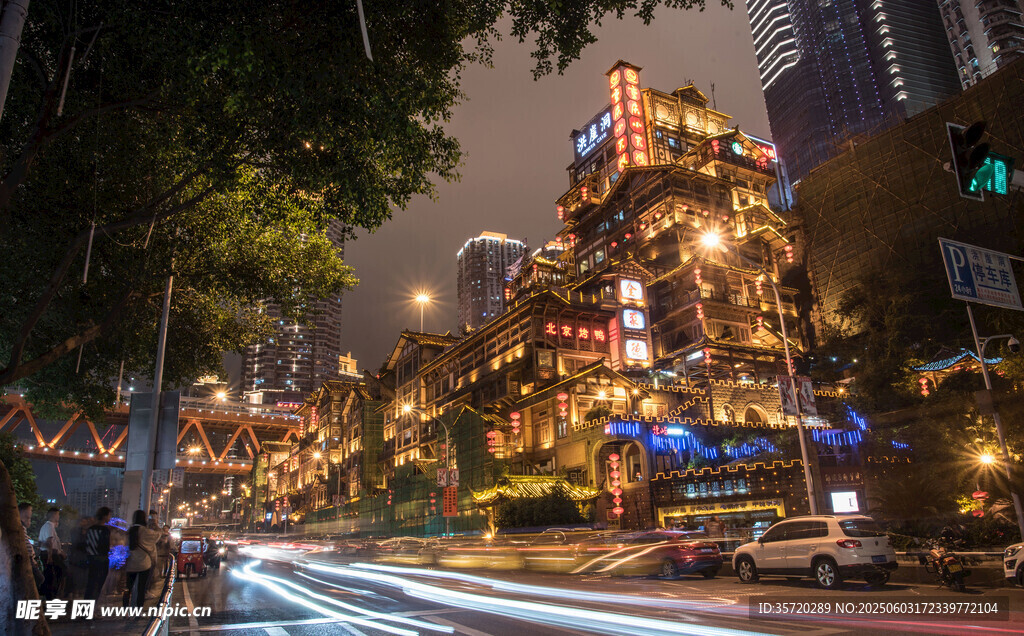 繁華都市雨夜璀璨街景