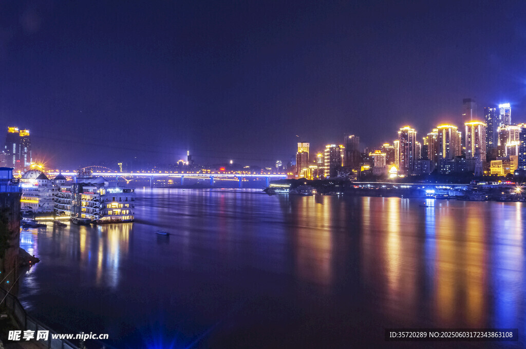 城市璀璨夜景河畔風光
