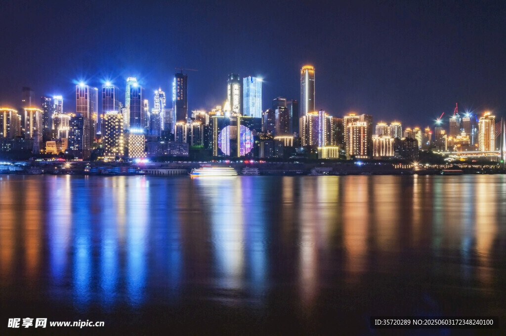 璀璨都市夜景映照水面