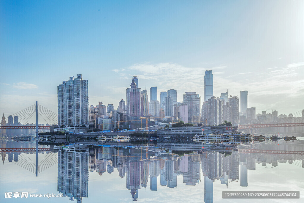 城市天際線與水面倒影美景