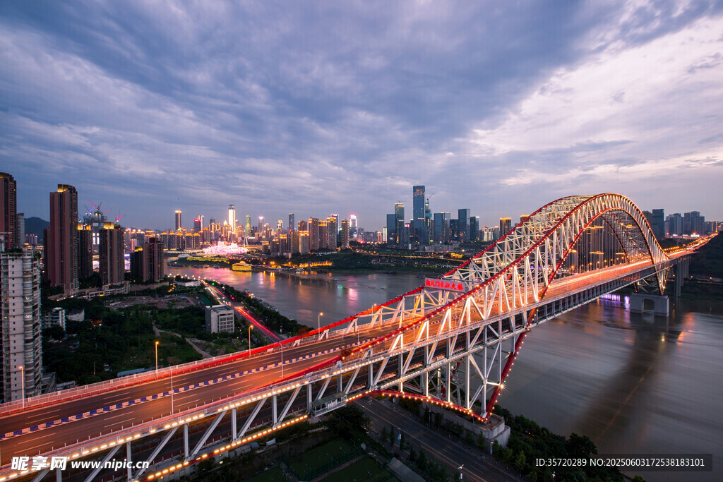 城市橋梁夜景璀璨風光