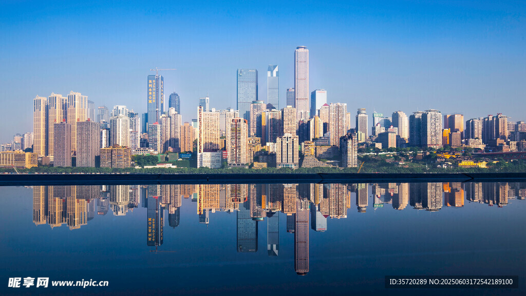 城市天際線與水面倒影美景