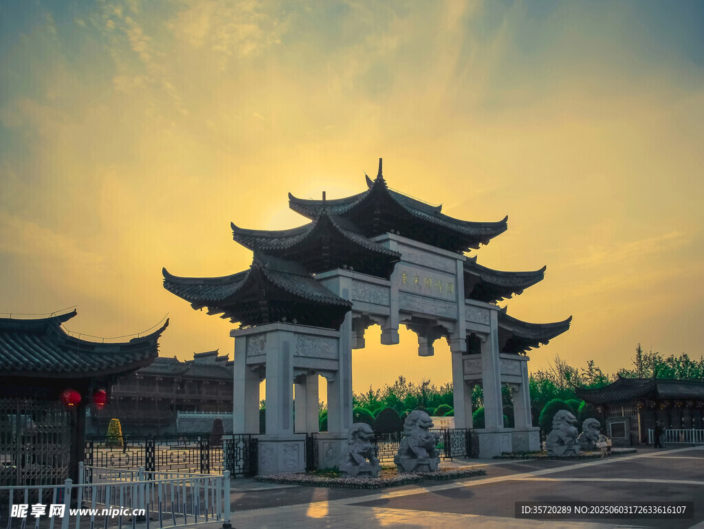 夕陽下的中式古典牌坊